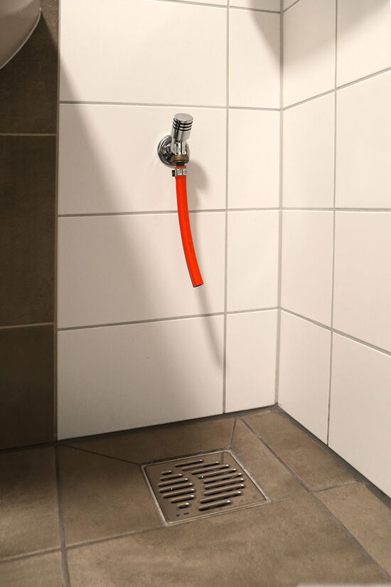 Muster Bodenablauf mit rotem Schlauch