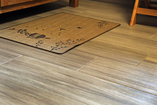 Fliesen in Holzoptik und eine Fußmatte