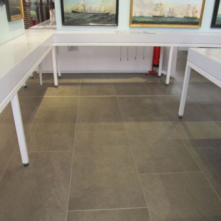 Schifffahrtsmuseum, Wall 65 große graue Fußbodenfliesen