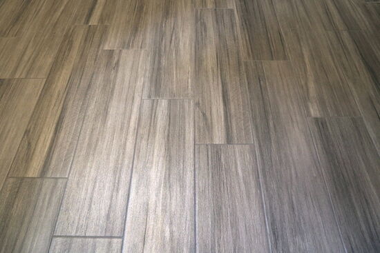 Fußbodenfliesen in Holzoptik