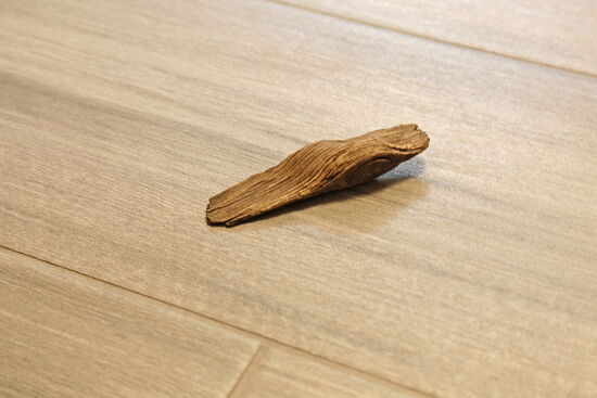 Fußodenfliesen in Holzoptik mit einem Stück altem Holz